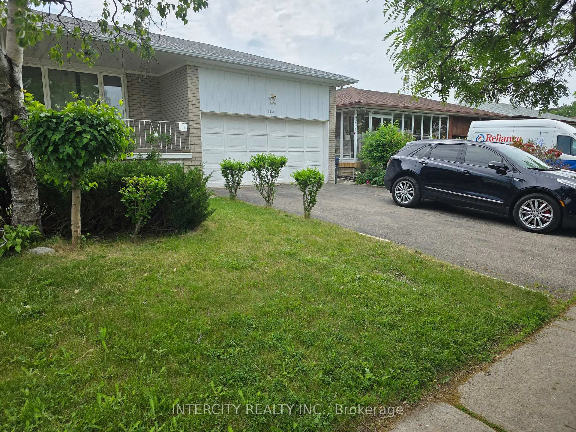 Photo 3 of 7030 Darcel Avenue, Mississauga, Malton — HOMEH