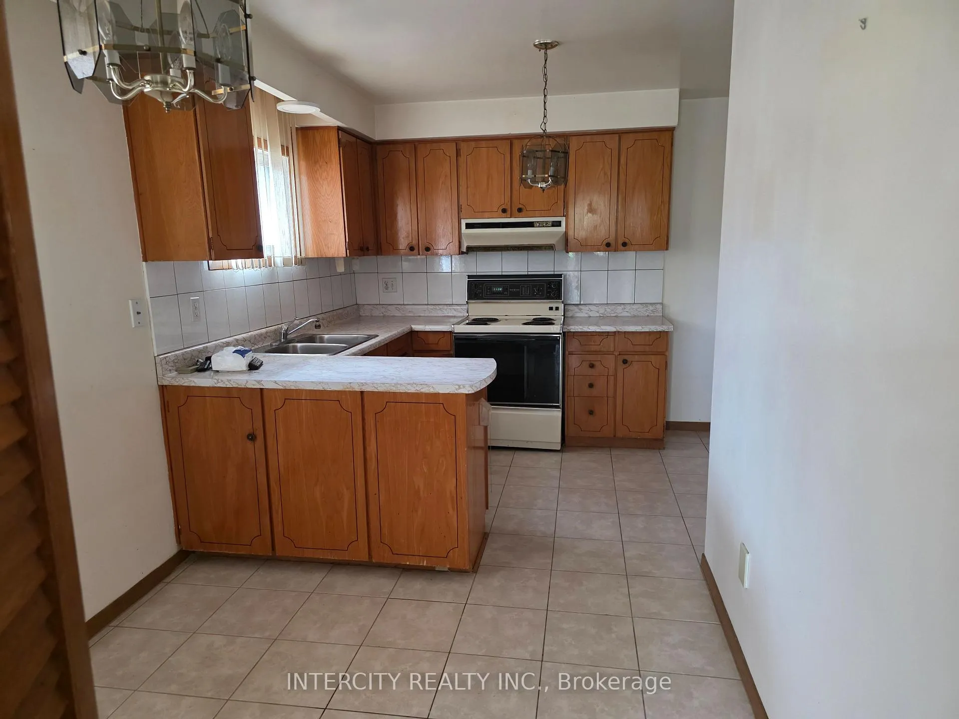 Photo 5 of 7030 Darcel Avenue, Mississauga, Malton — HOMEH