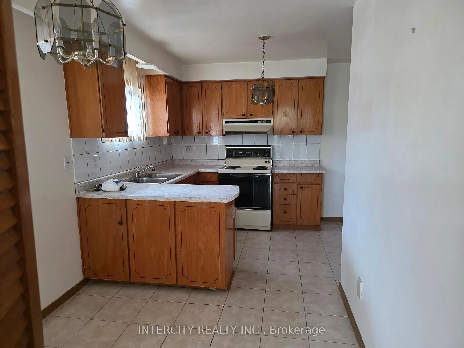 Photo 6 of 7030 Darcel Avenue, Mississauga, Malton — HOMEH