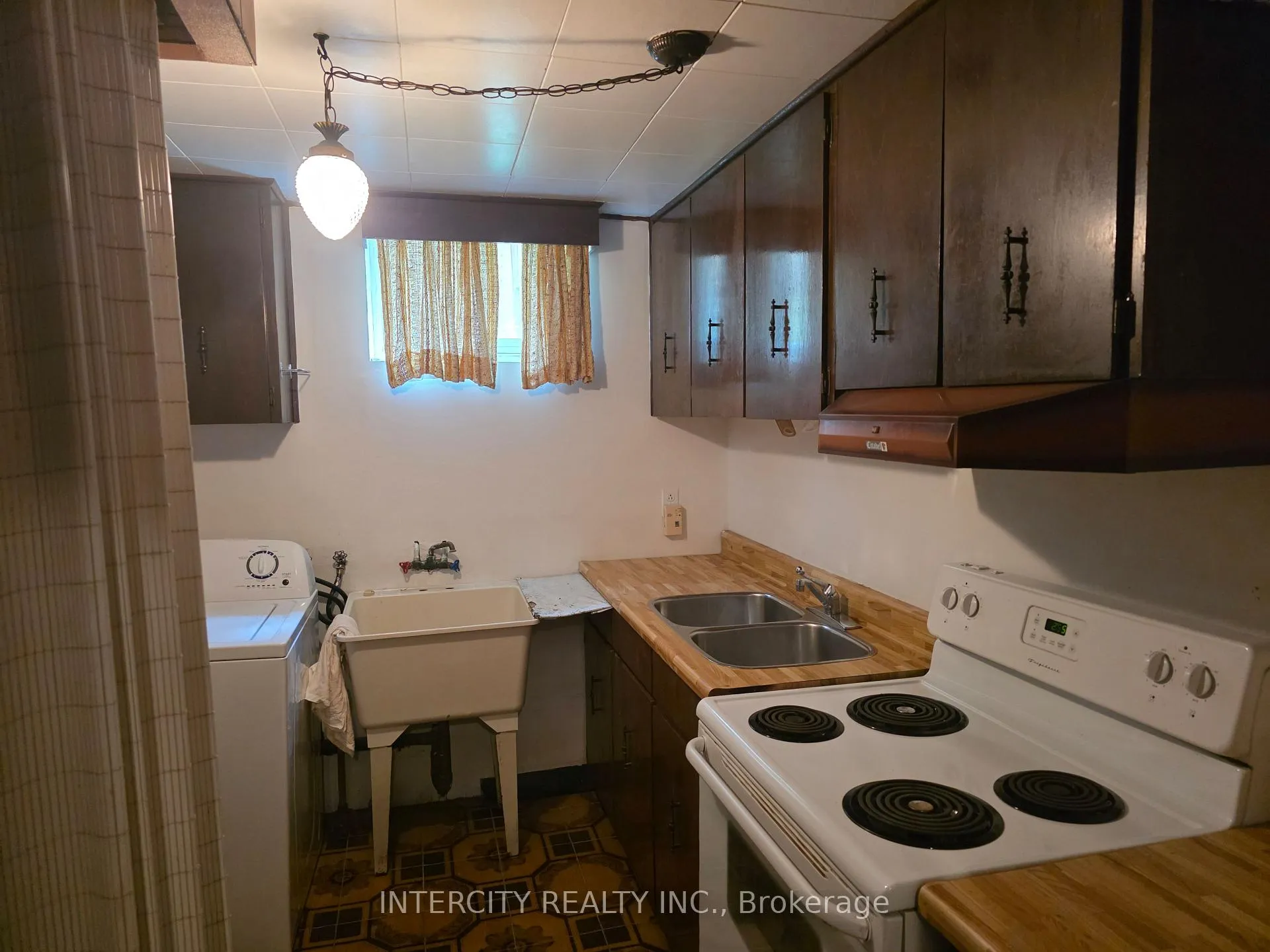Photo 7 of 7030 Darcel Avenue, Mississauga, Malton — HOMEH