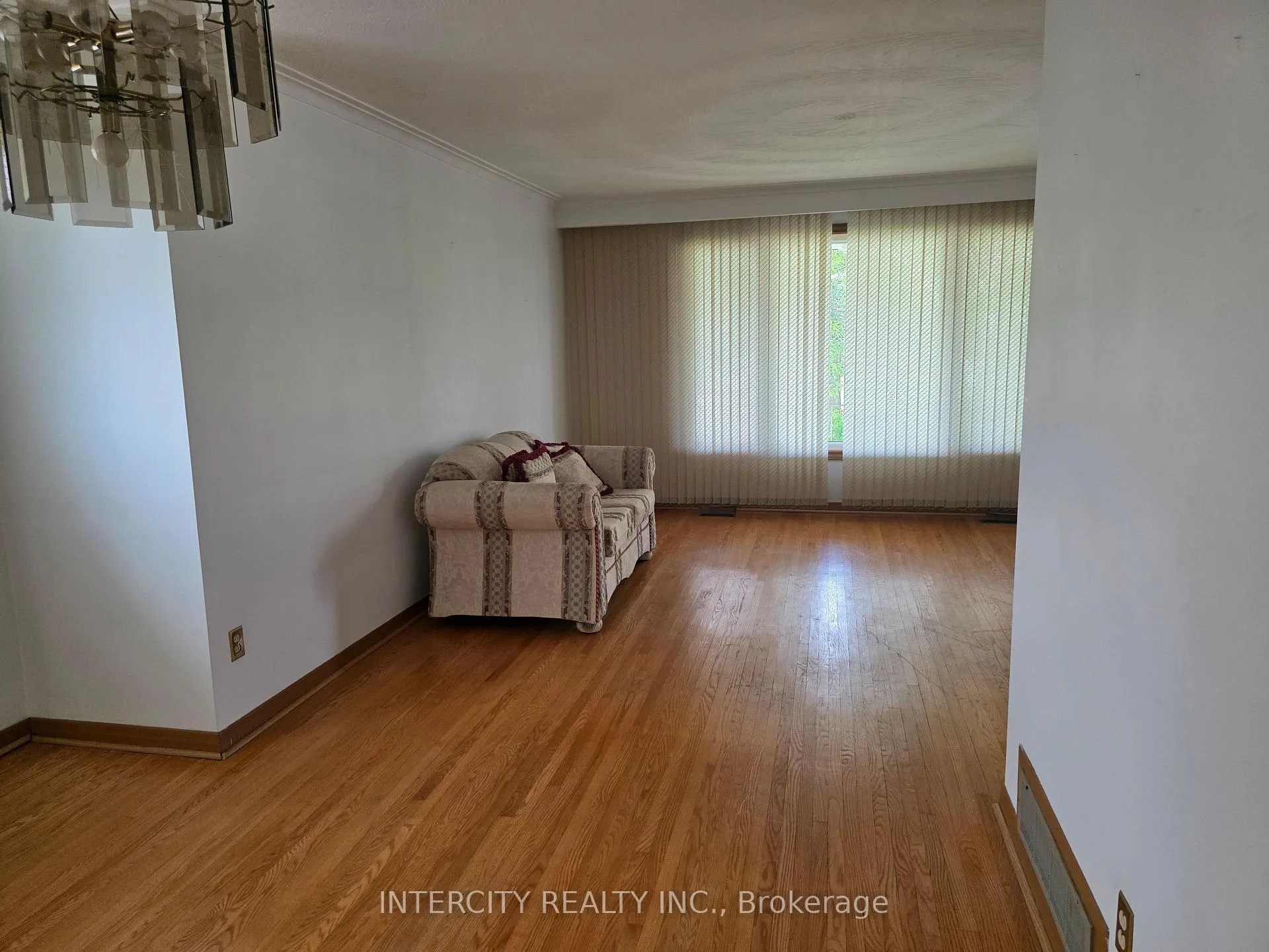 Photo 8 of 7030 Darcel Avenue, Mississauga, Malton — HOMEH