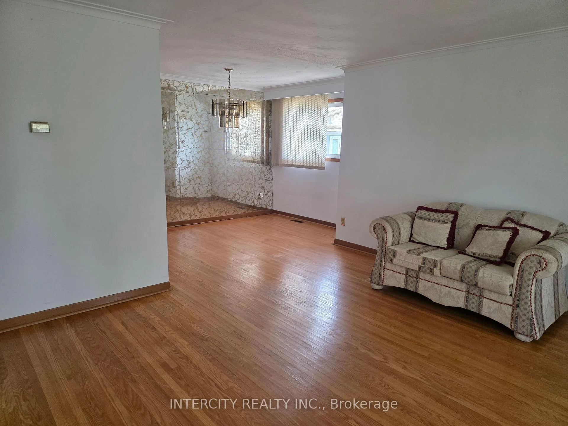 Photo 9 of 7030 Darcel Avenue, Mississauga, Malton — HOMEH