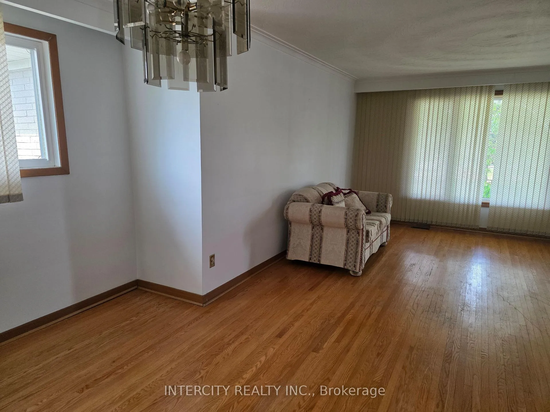 Photo 10 of 7030 Darcel Avenue, Mississauga, Malton — HOMEH