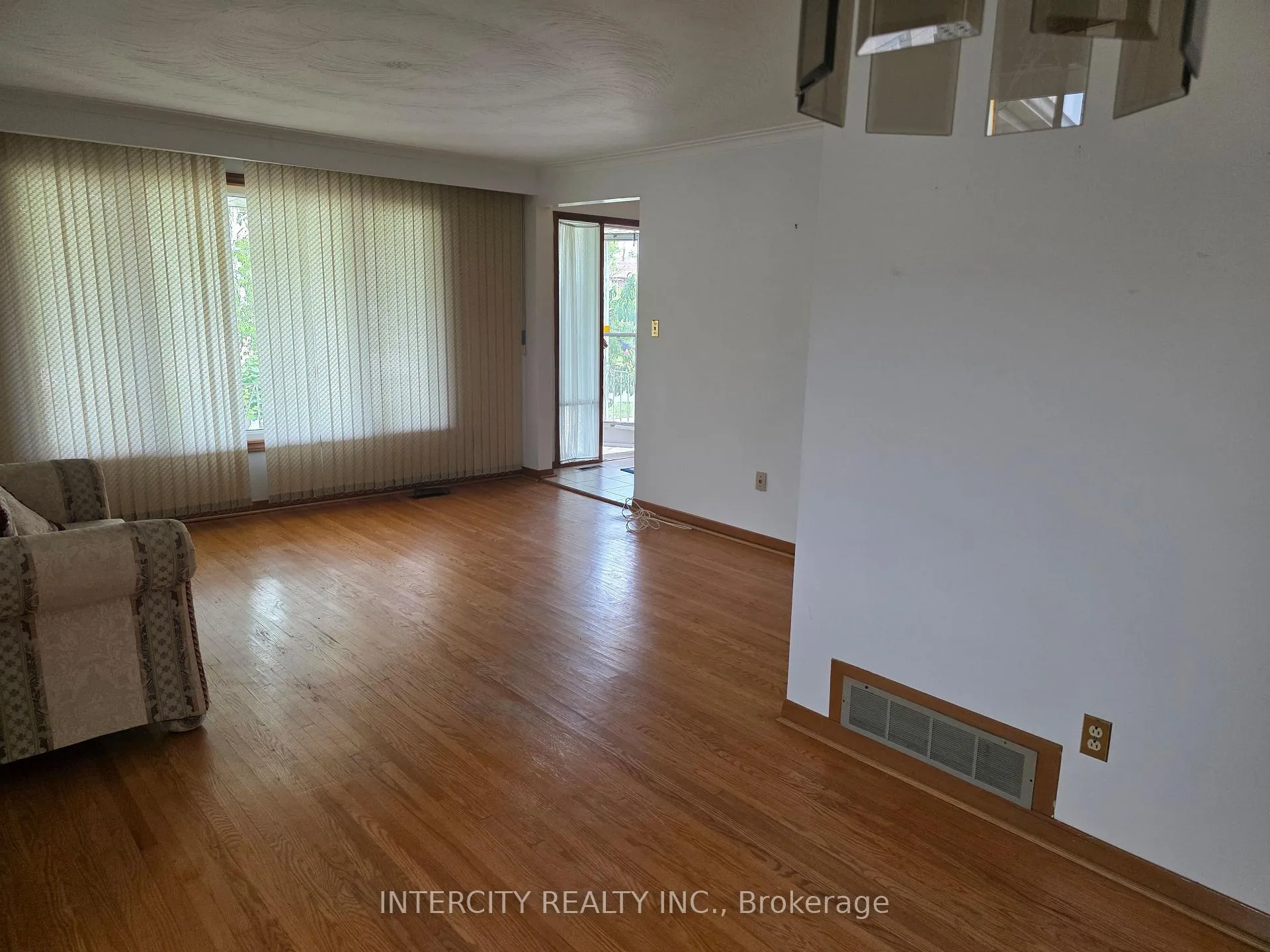 Photo 11 of 7030 Darcel Avenue, Mississauga, Malton — HOMEH