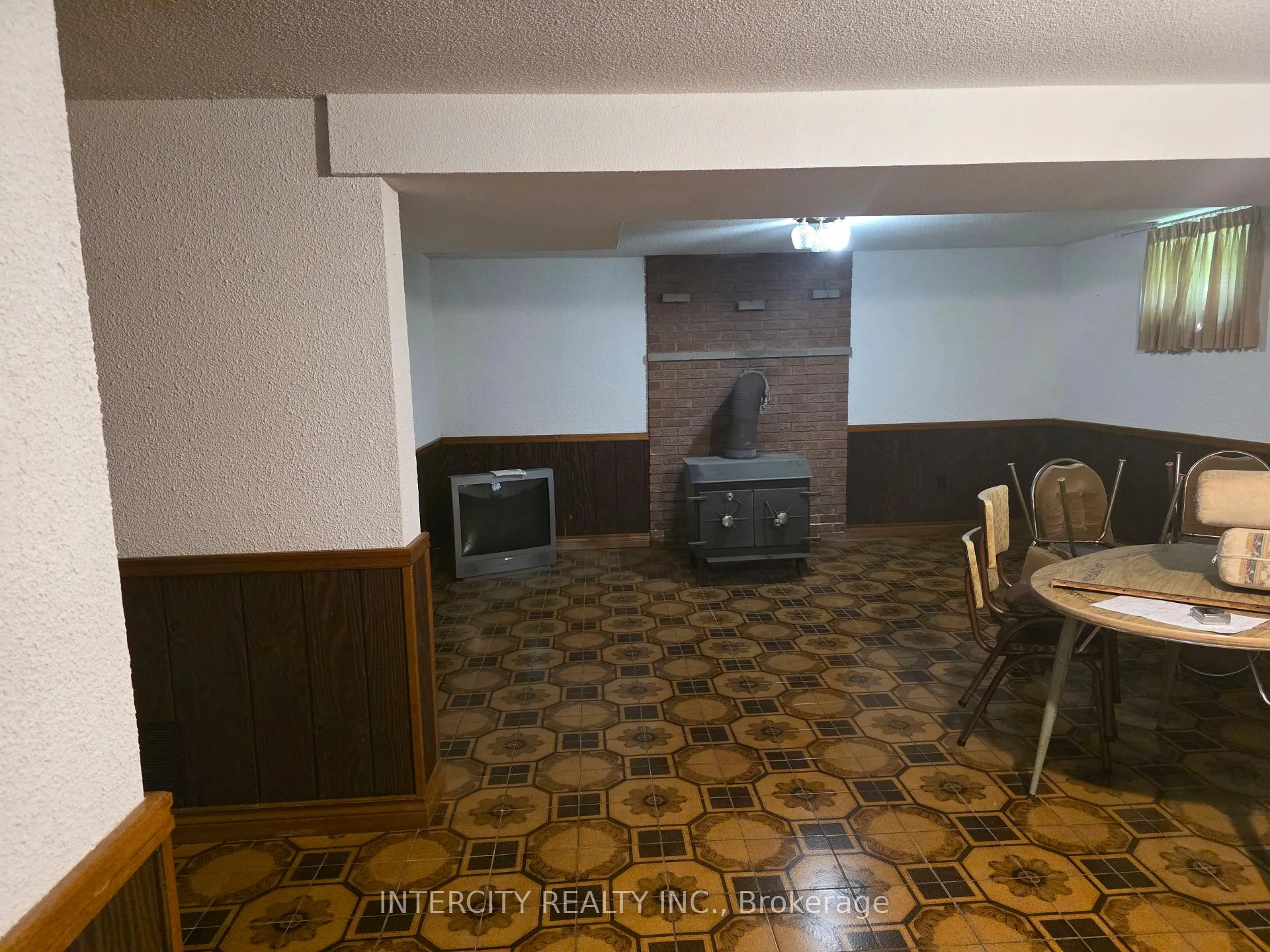 Photo 13 of 7030 Darcel Avenue, Mississauga, Malton — HOMEH