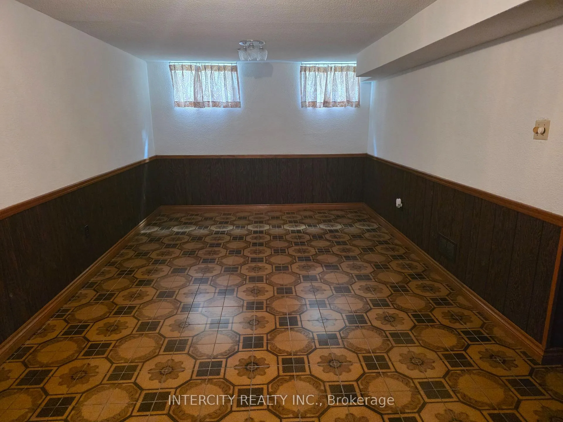 Photo 15 of 7030 Darcel Avenue, Mississauga, Malton — HOMEH