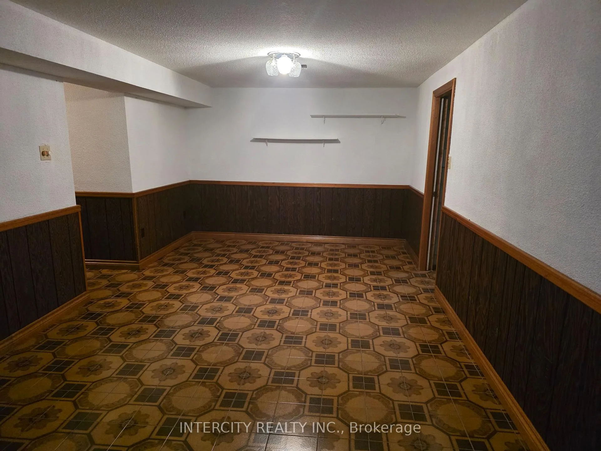 Photo 16 of 7030 Darcel Avenue, Mississauga, Malton — HOMEH