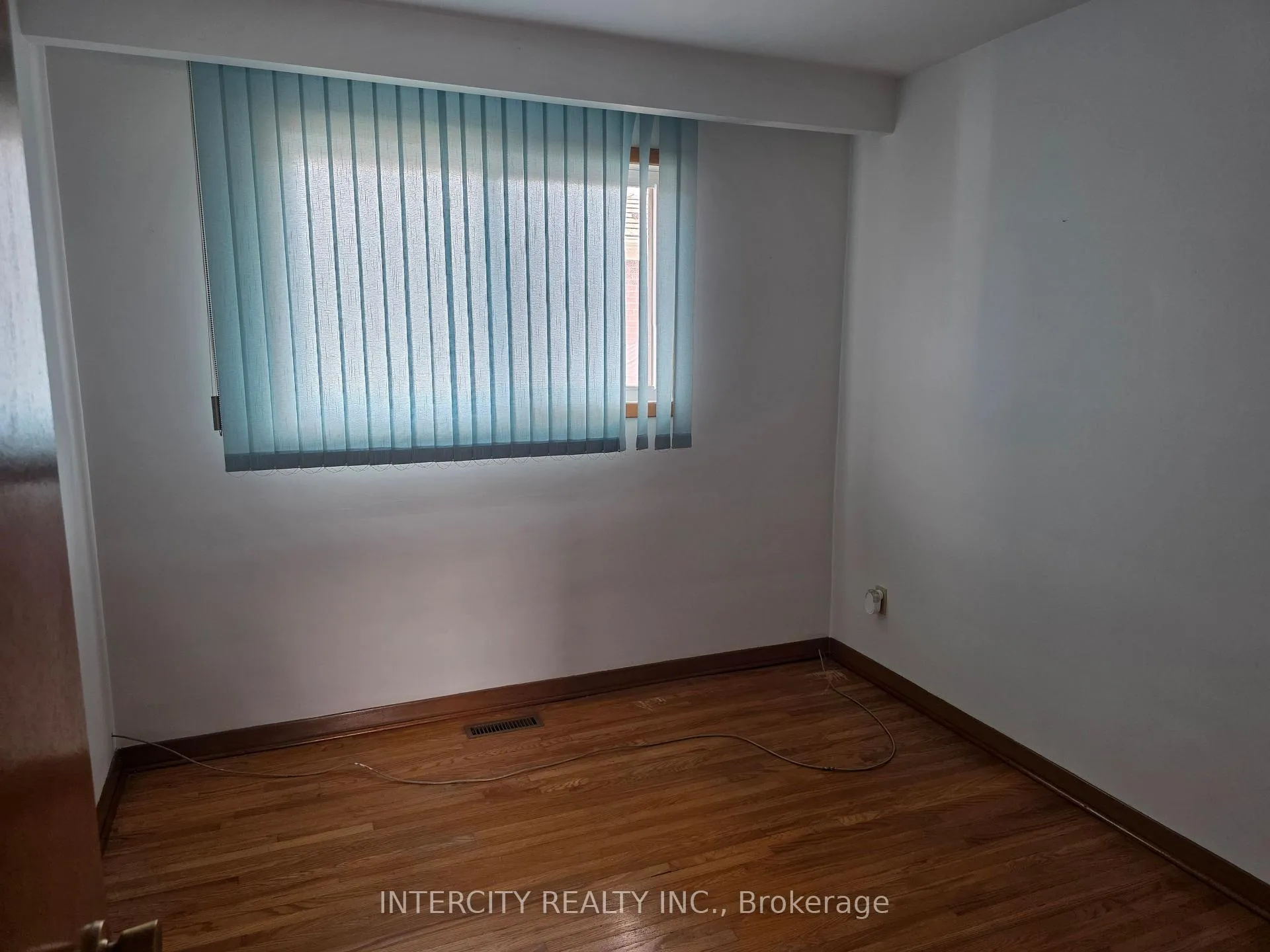 Photo 17 of 7030 Darcel Avenue, Mississauga, Malton — HOMEH
