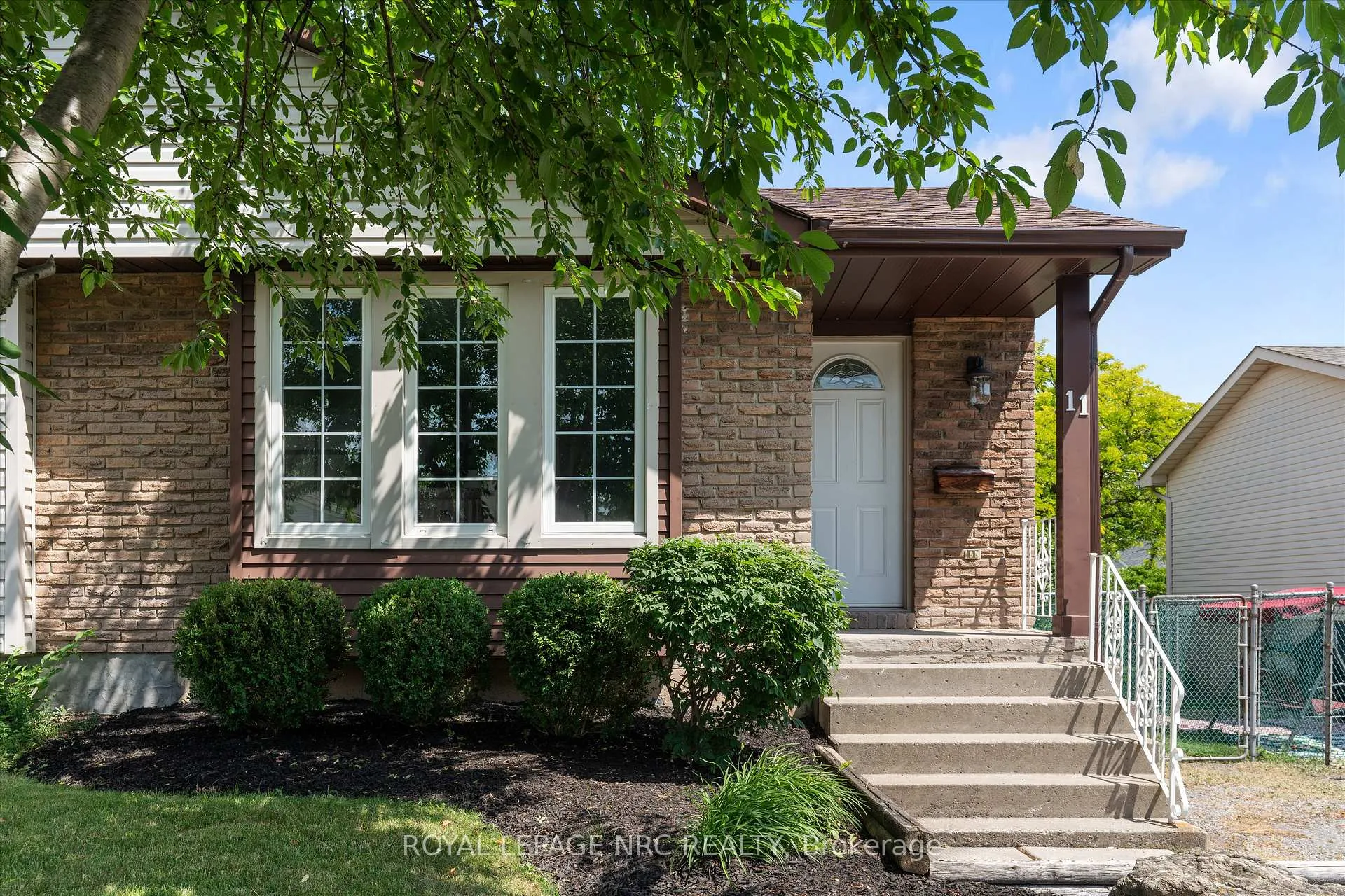 Photo 2 of 11 Dianne Drive, St. Catharines, Secord Woods — HOMEH