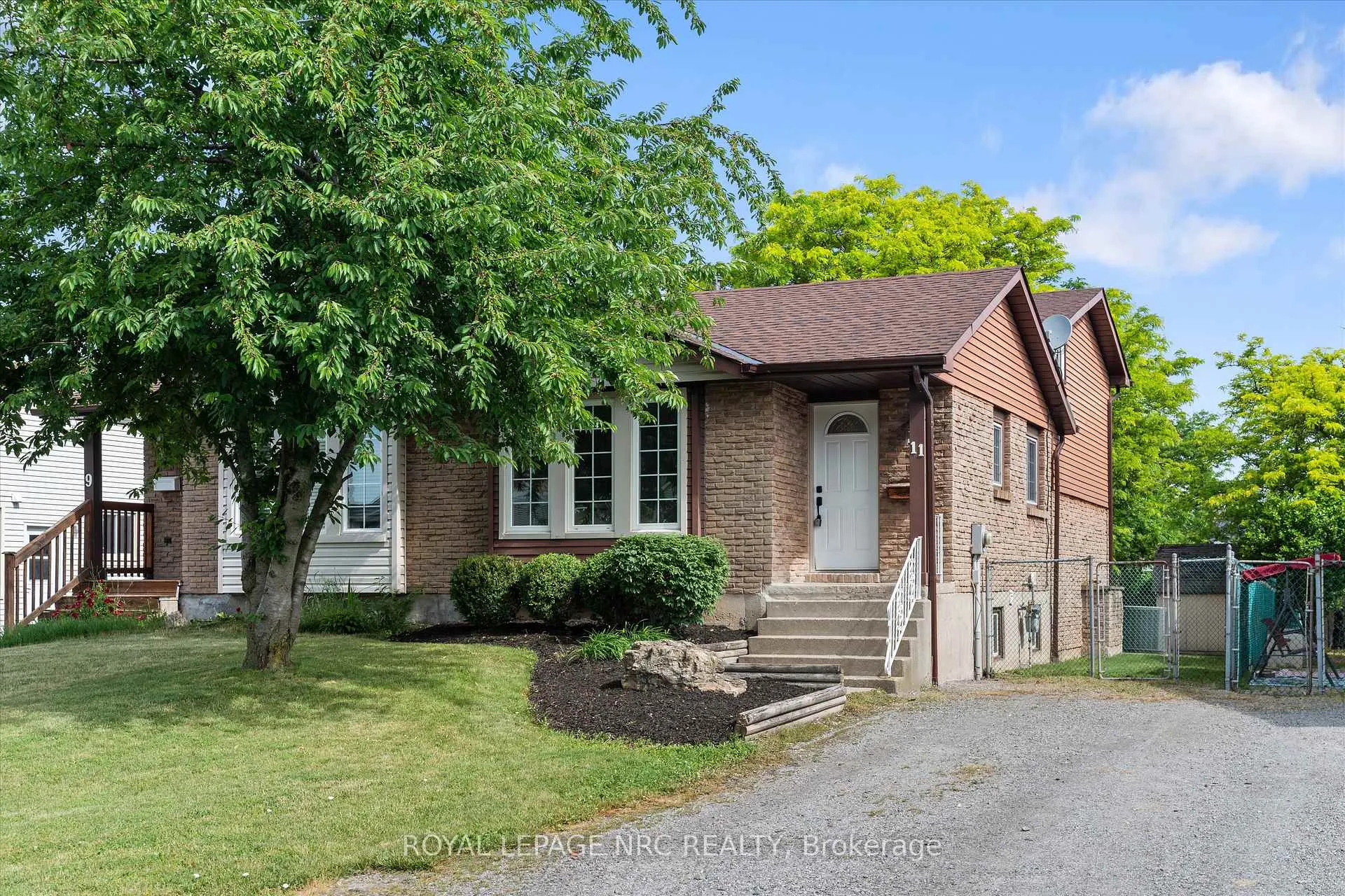 Photo 3 of 11 Dianne Drive, St. Catharines, Secord Woods — HOMEH