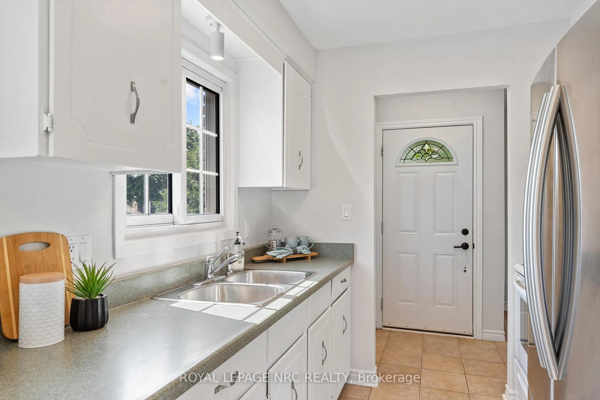 Photo 14 of 11 Dianne Drive, St. Catharines, Secord Woods — HOMEH