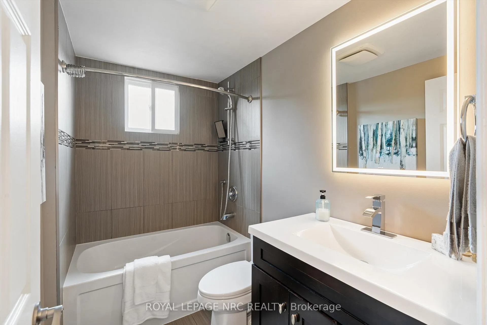 Photo 15 of 11 Dianne Drive, St. Catharines, Secord Woods — HOMEH