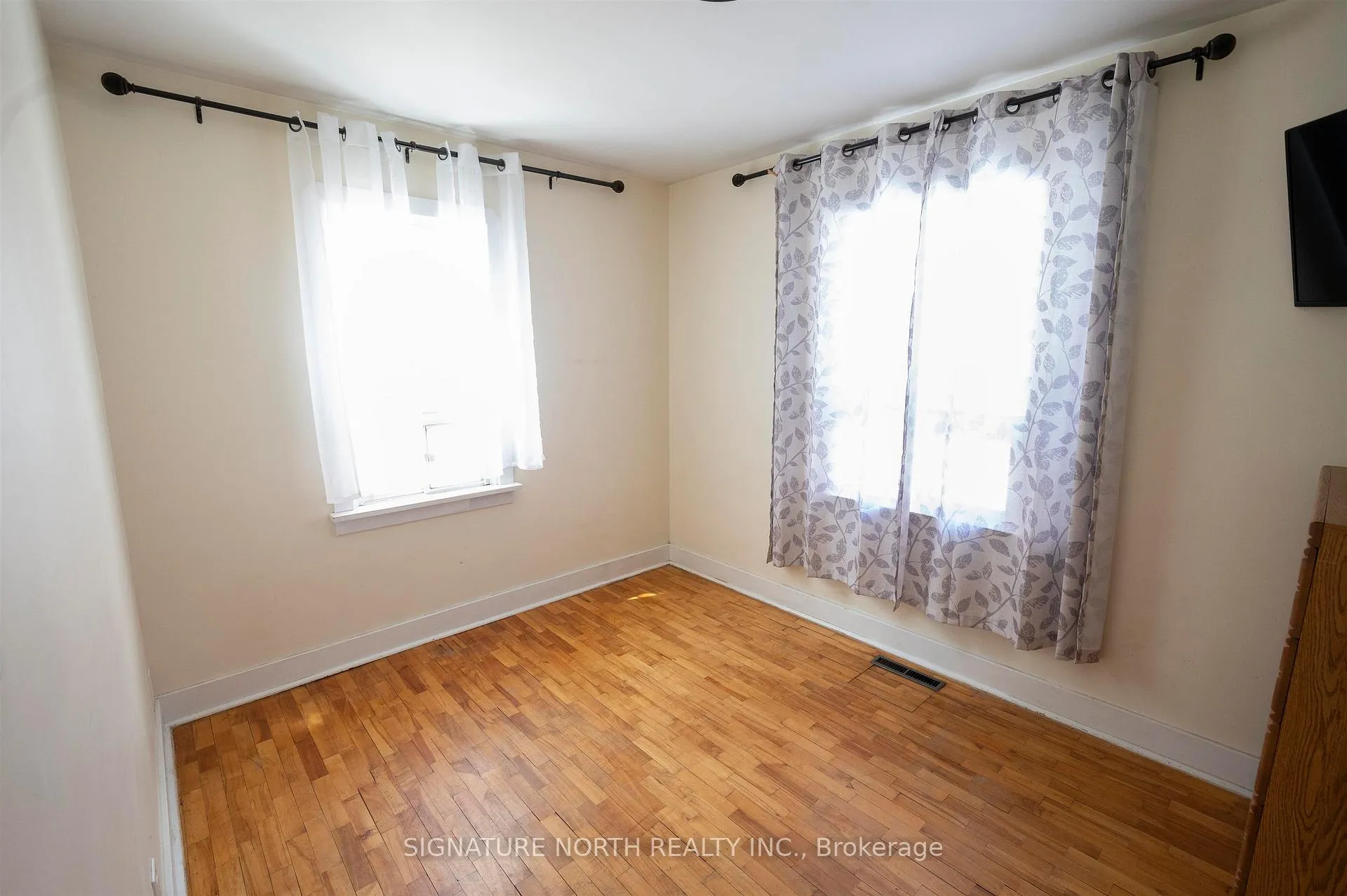 Photo 21 of 1744 Broadway Avenue, Thunder Bay, Rosslyn Road — HOMEH
