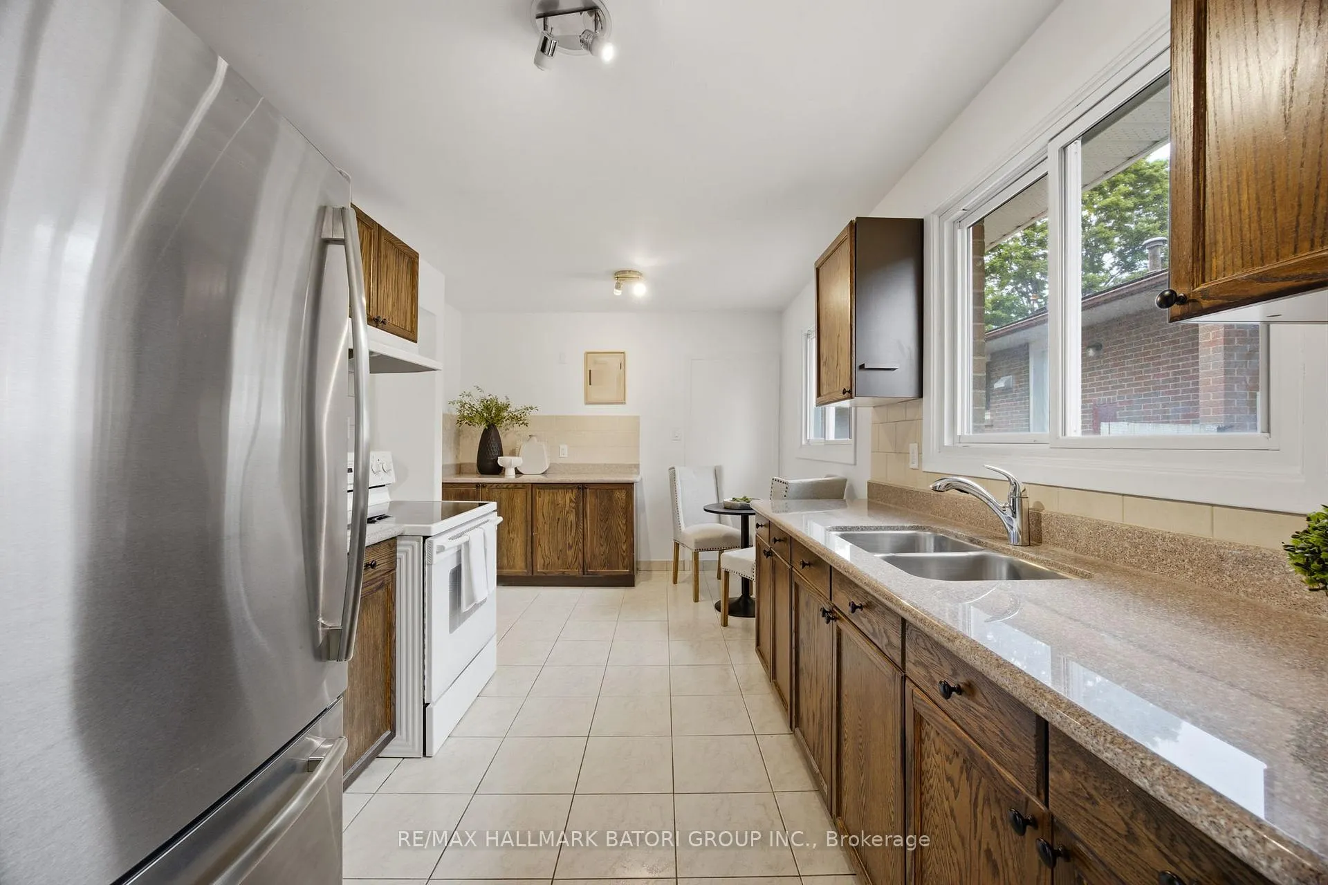 Photo 3 of 1500 Swanage Crescent, Mississauga, Clarkson — HOMEH