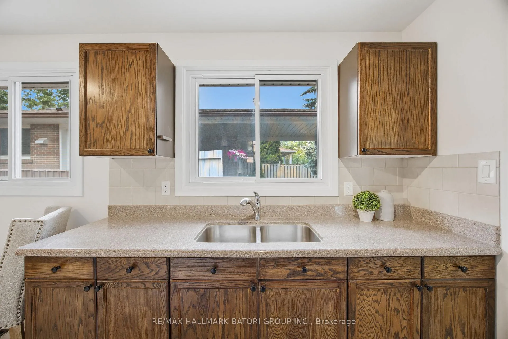 Photo 4 of 1500 Swanage Crescent, Mississauga, Clarkson — HOMEH