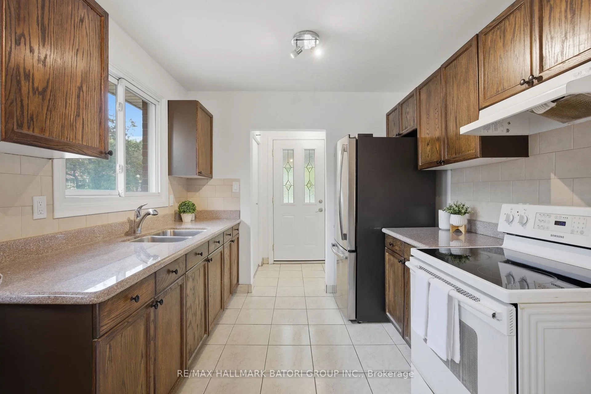Photo 6 of 1500 Swanage Crescent, Mississauga, Clarkson — HOMEH
