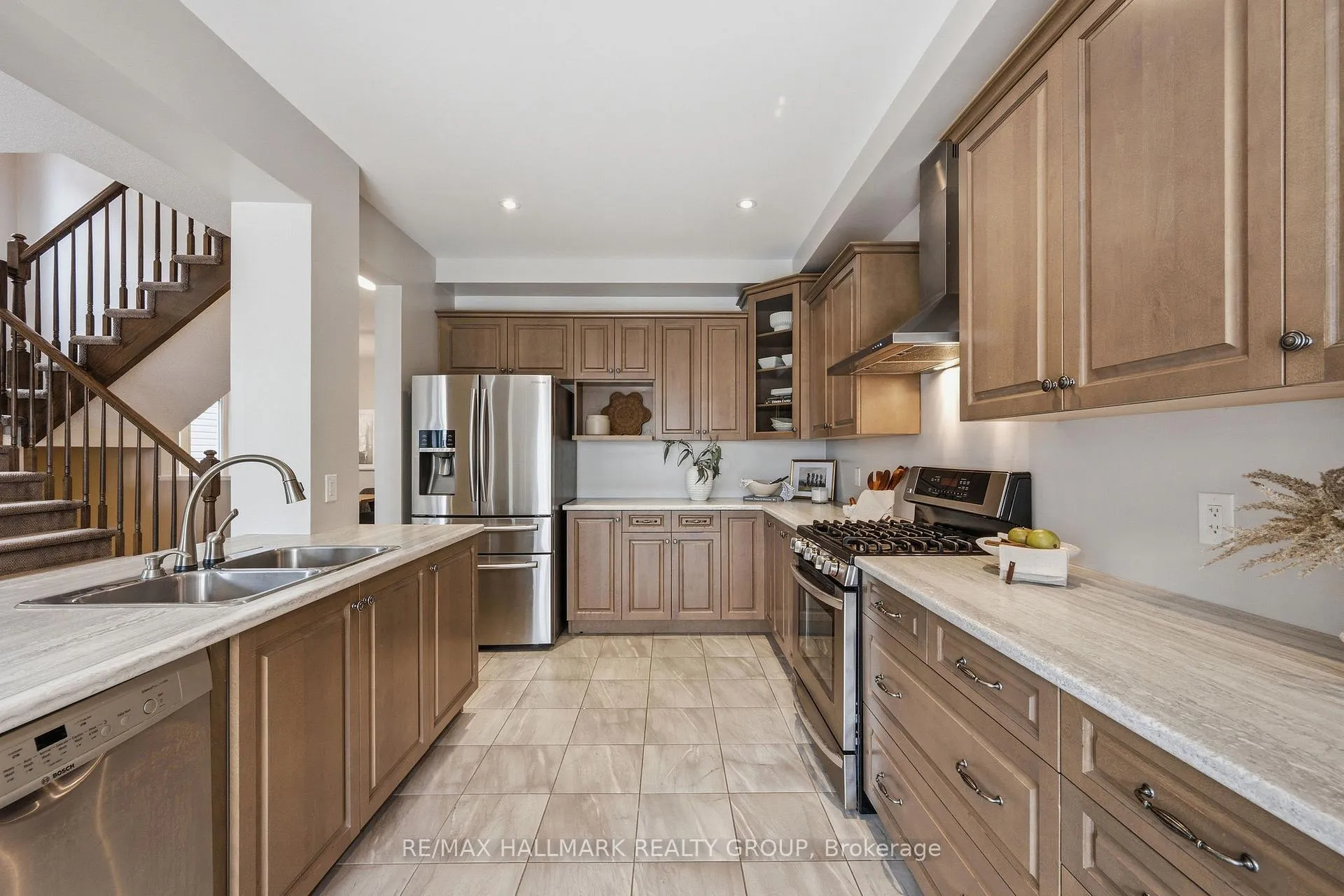 Photo 10 of 558 Rouncey Road, Ottawa, Kanata - Emerald Meadows/Trailwest — HOMEH