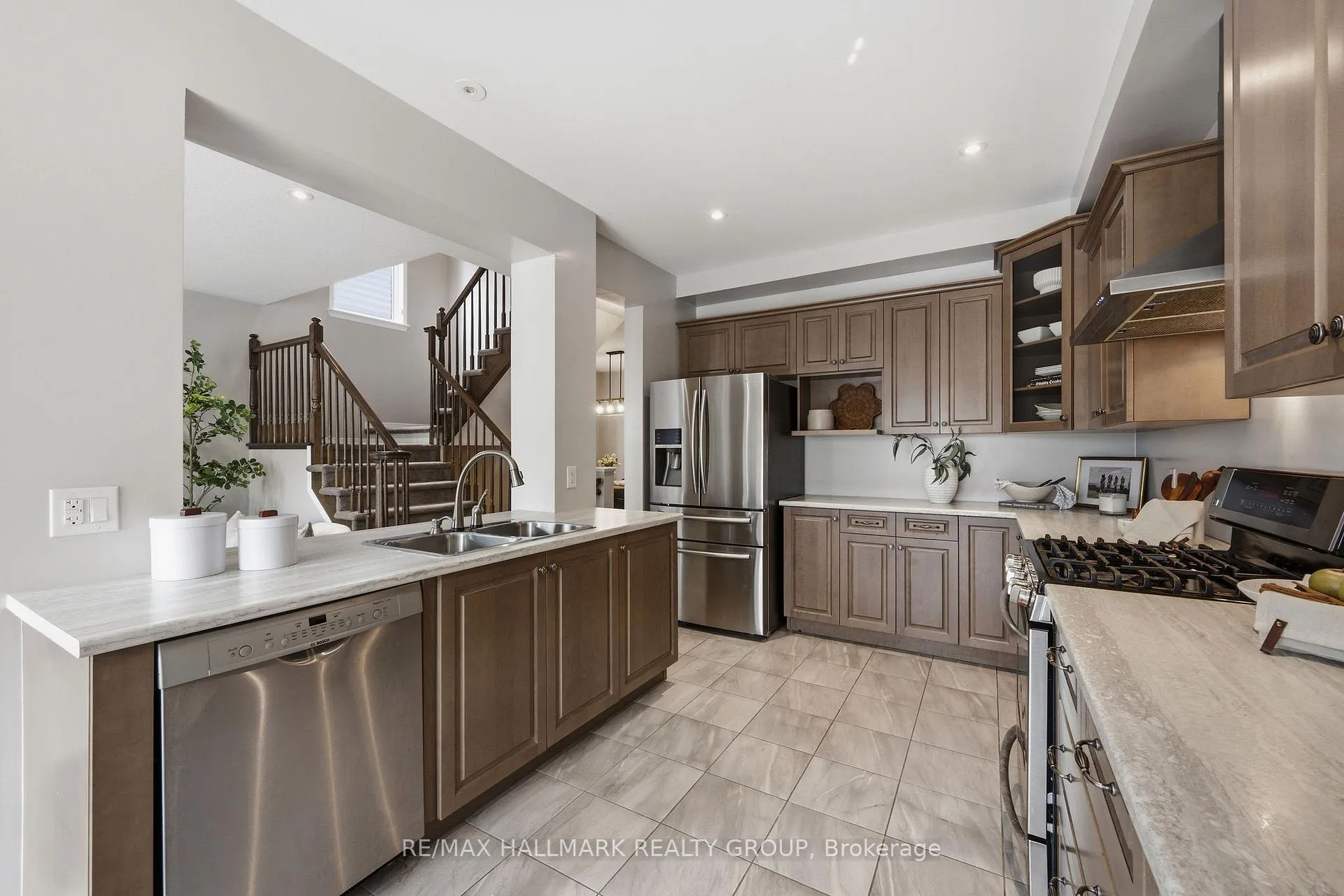 Photo 12 of 558 Rouncey Road, Ottawa, Kanata - Emerald Meadows/Trailwest — HOMEH