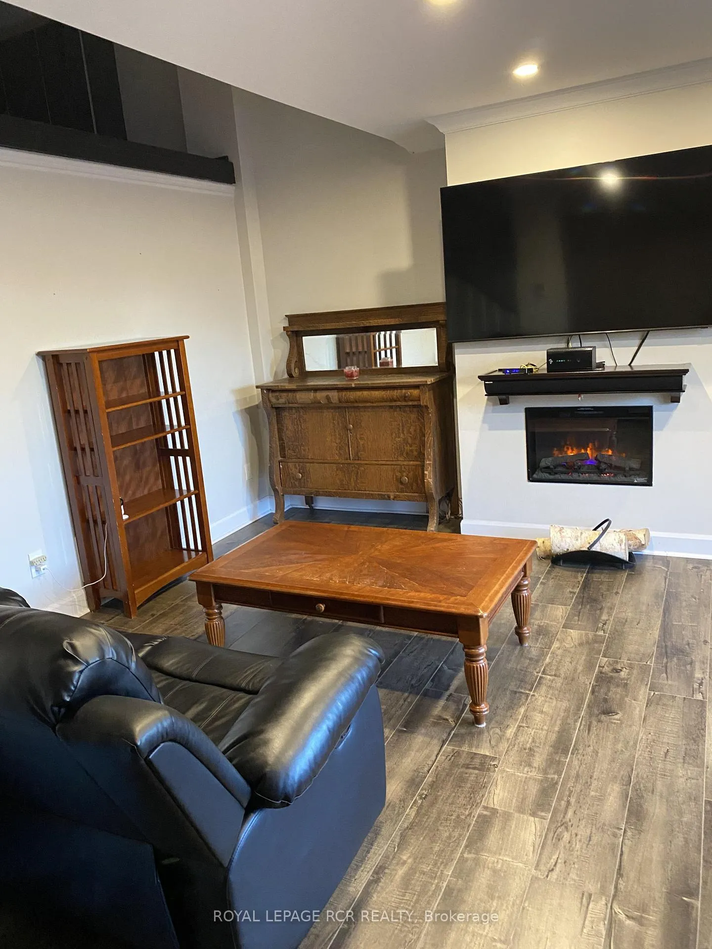 Photo 3 of Unit 12, 121 Milestone Crescent, Aurora, Aurora Village — HOMEH