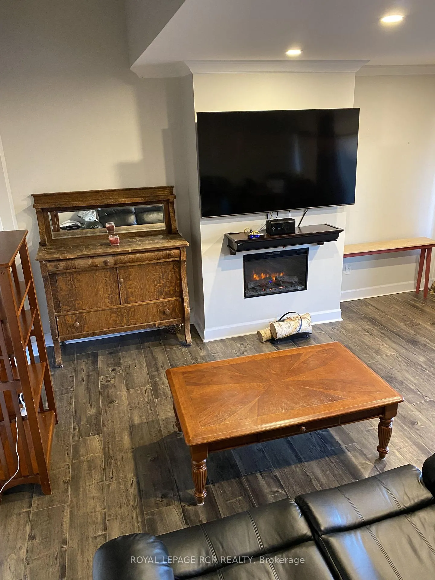 Photo 4 of Unit 12, 121 Milestone Crescent, Aurora, Aurora Village — HOMEH