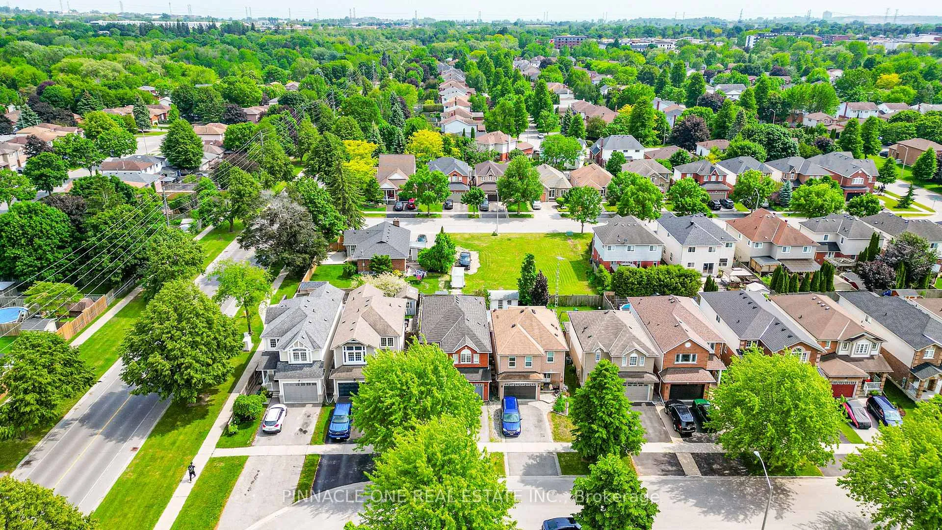 Photo 9 of 75 Dadson Drive, Clarington, Bowmanville — HOMEH