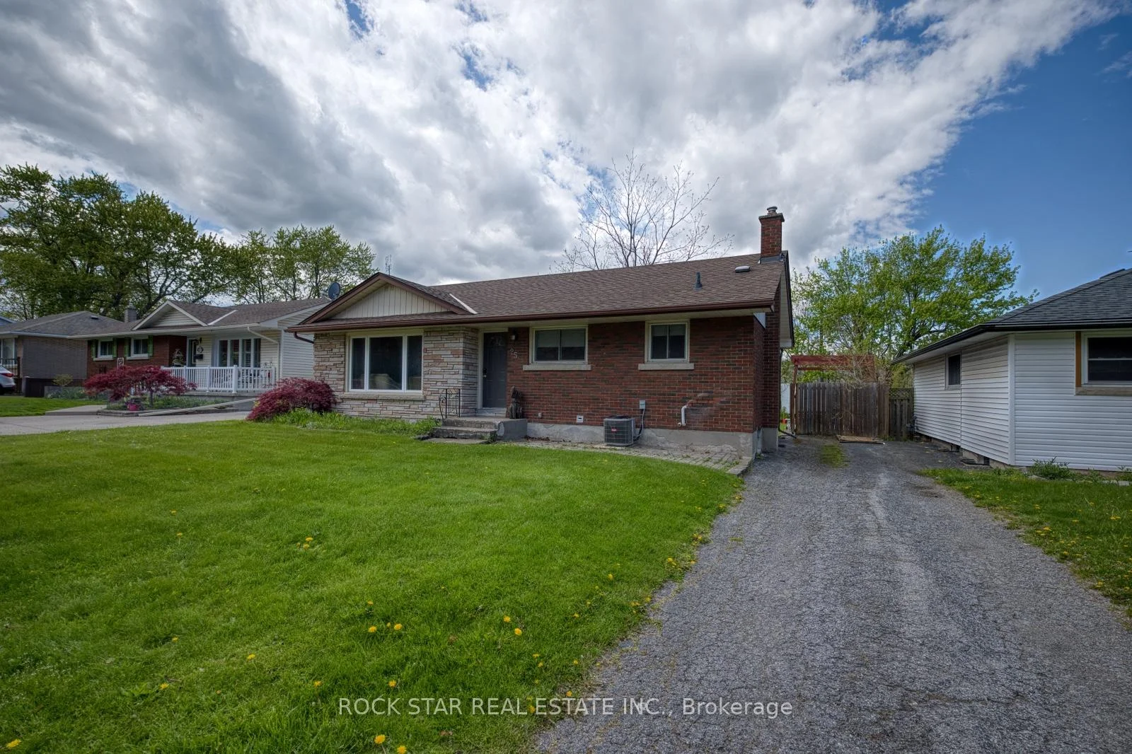 Photo 4 of 25 Warkdale Drive, St. Catharines, Burleigh Hill — HOMEH