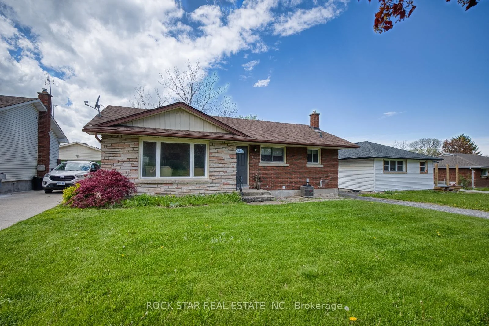 Photo 5 of 25 Warkdale Drive, St. Catharines, Burleigh Hill — HOMEH