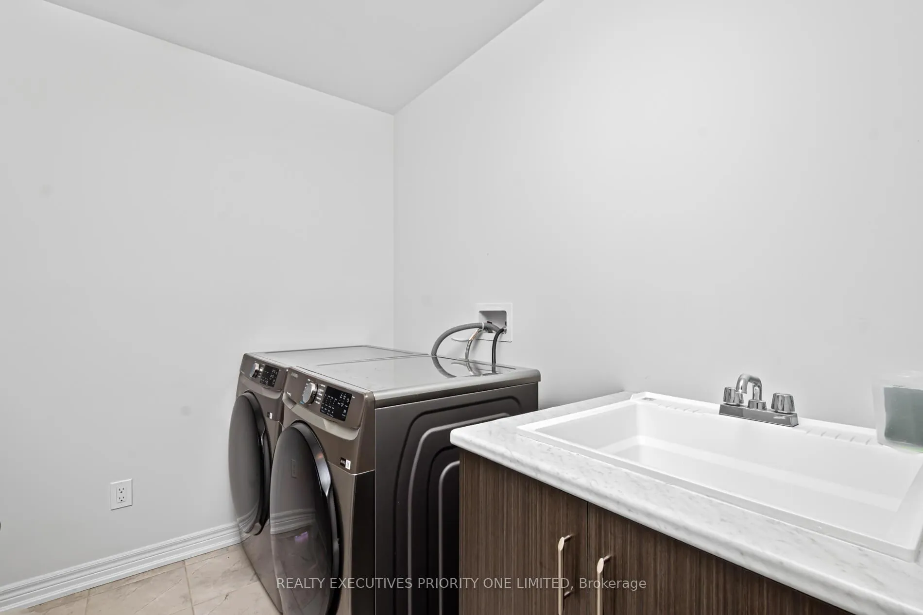Photo 21 of 30 Sam Battaglia Crescent, Georgina, Sutton & Jackson's Point — HOMEH