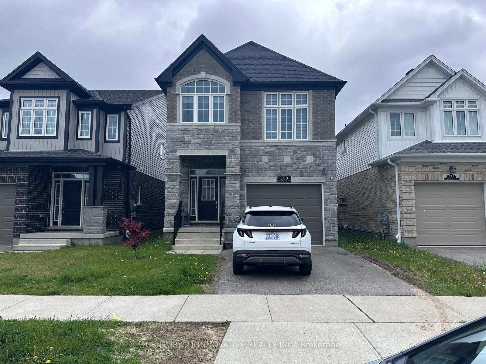Front of 209 Sedgewood Street N