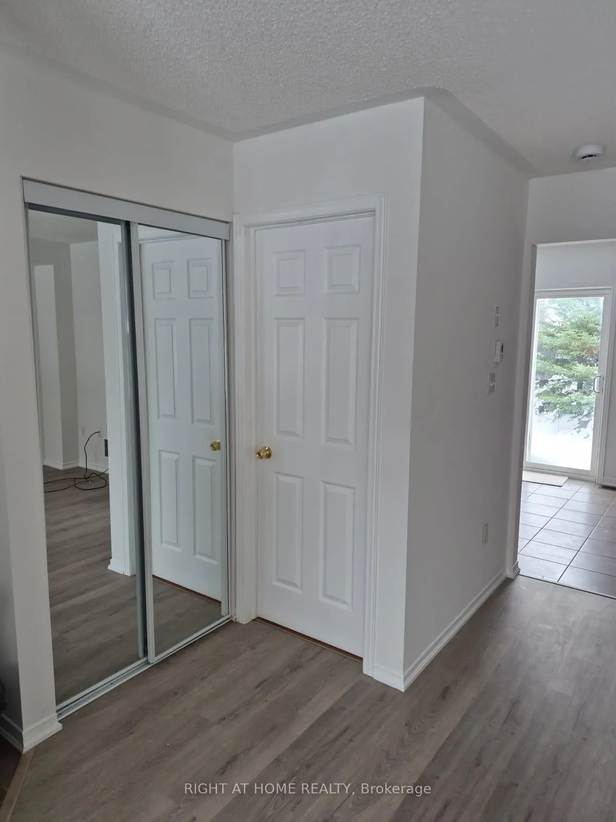 Photo 4 of 3 Peartree Court, Barrie, Allandale Heights — HOMEH