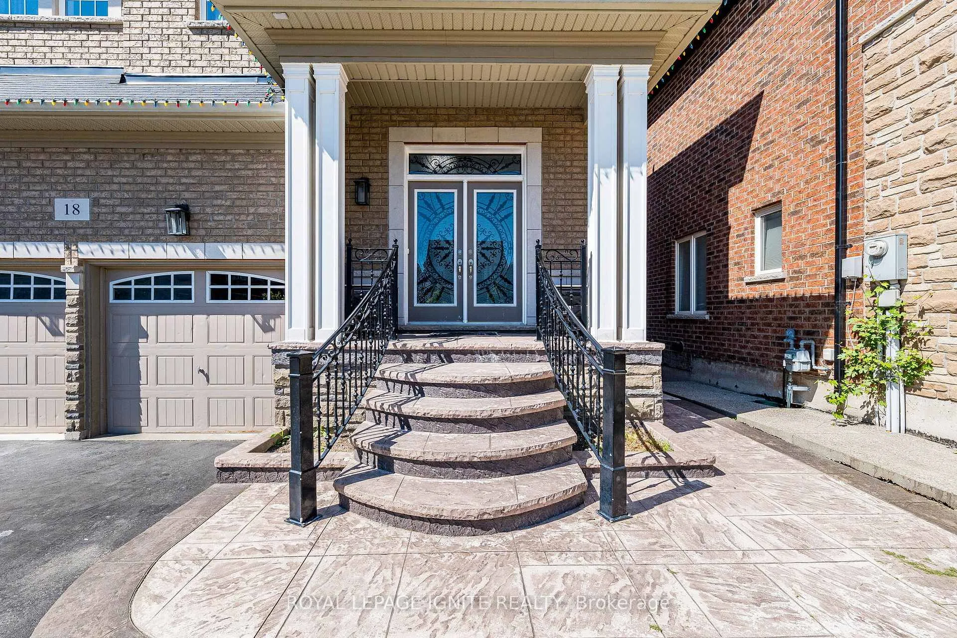 Photo 3 of 18 Monkton Circle, Brampton, Credit Valley — HOMEH
