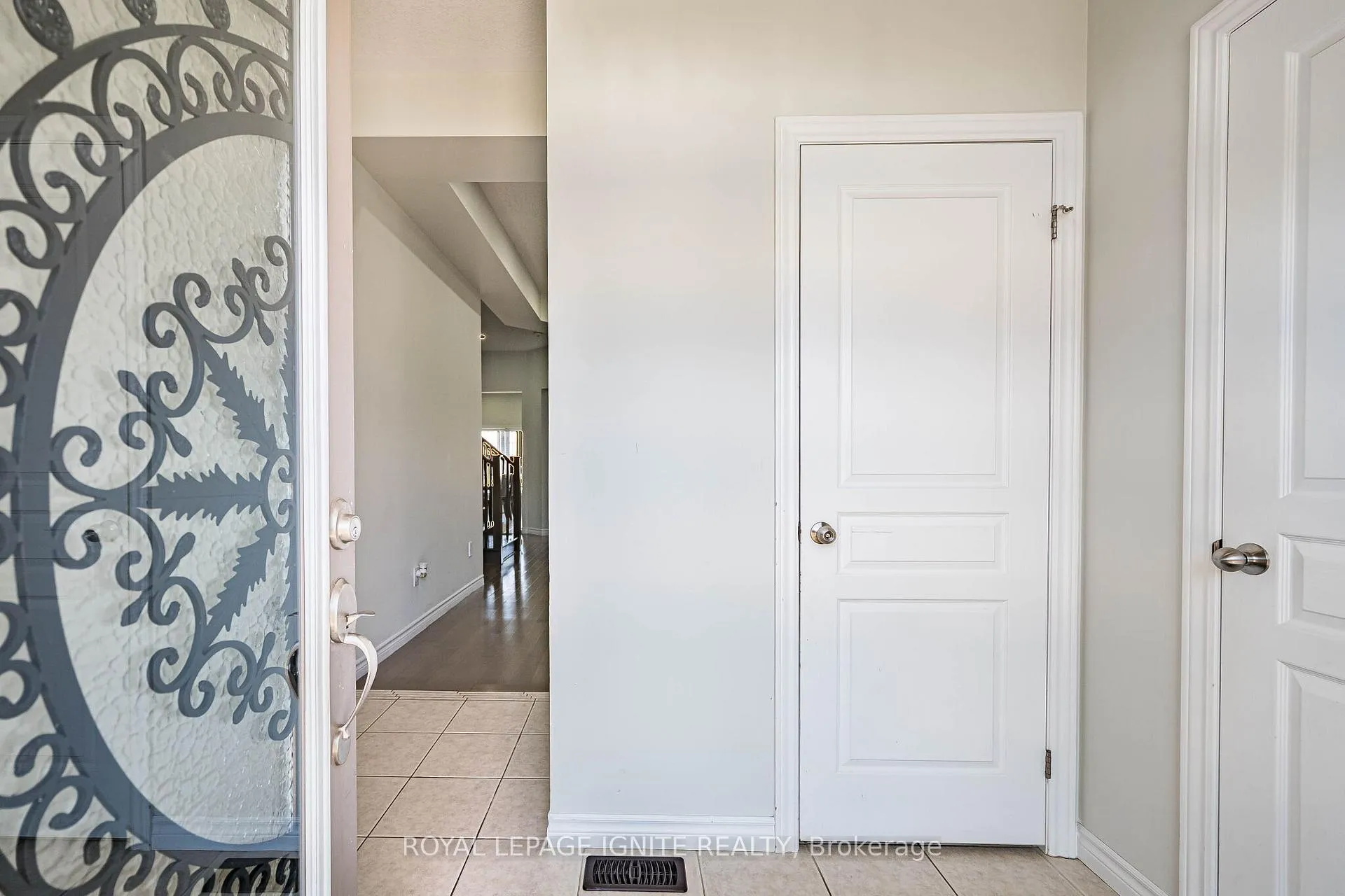 Photo 5 of 18 Monkton Circle, Brampton, Credit Valley — HOMEH