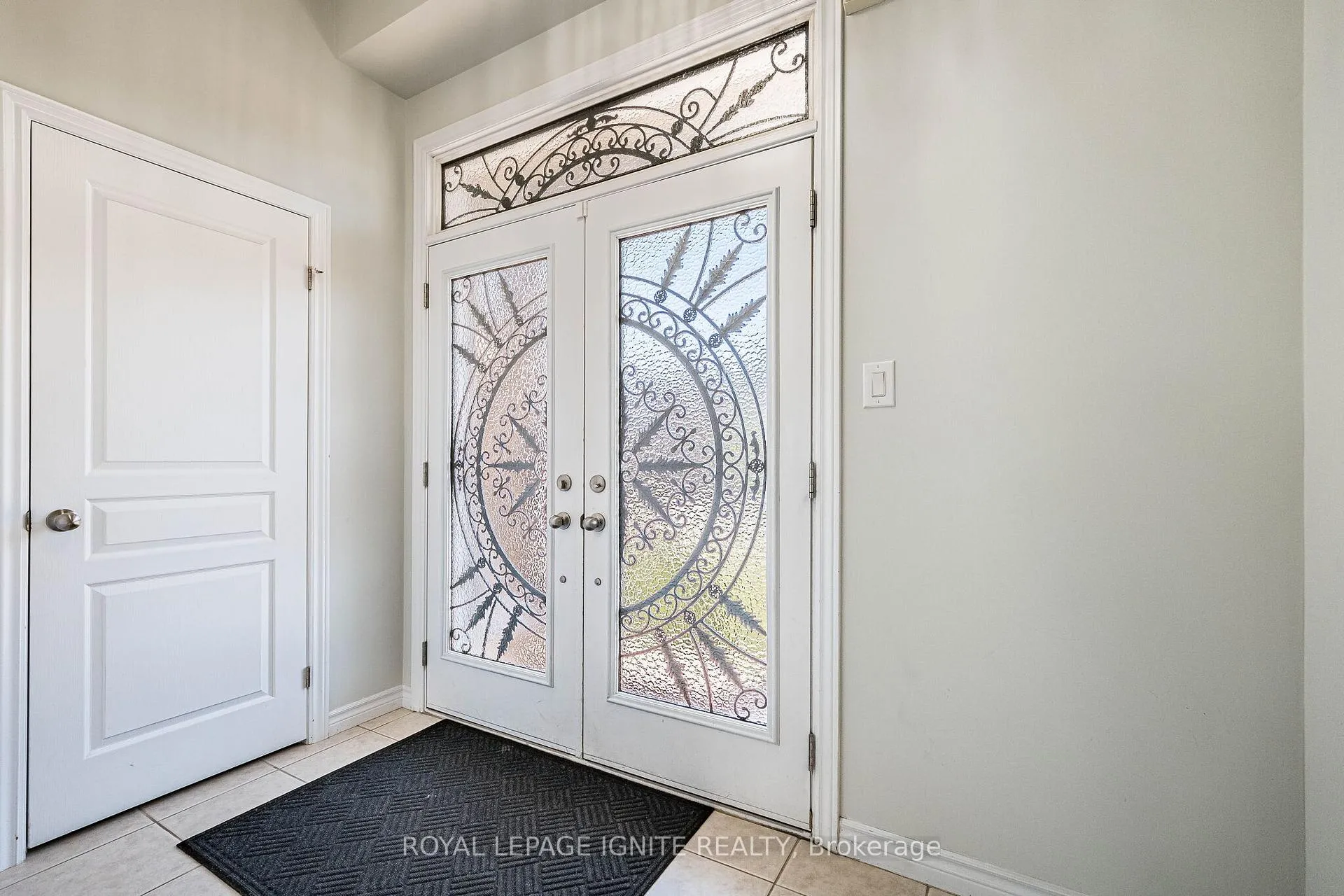 Photo 6 of 18 Monkton Circle, Brampton, Credit Valley — HOMEH