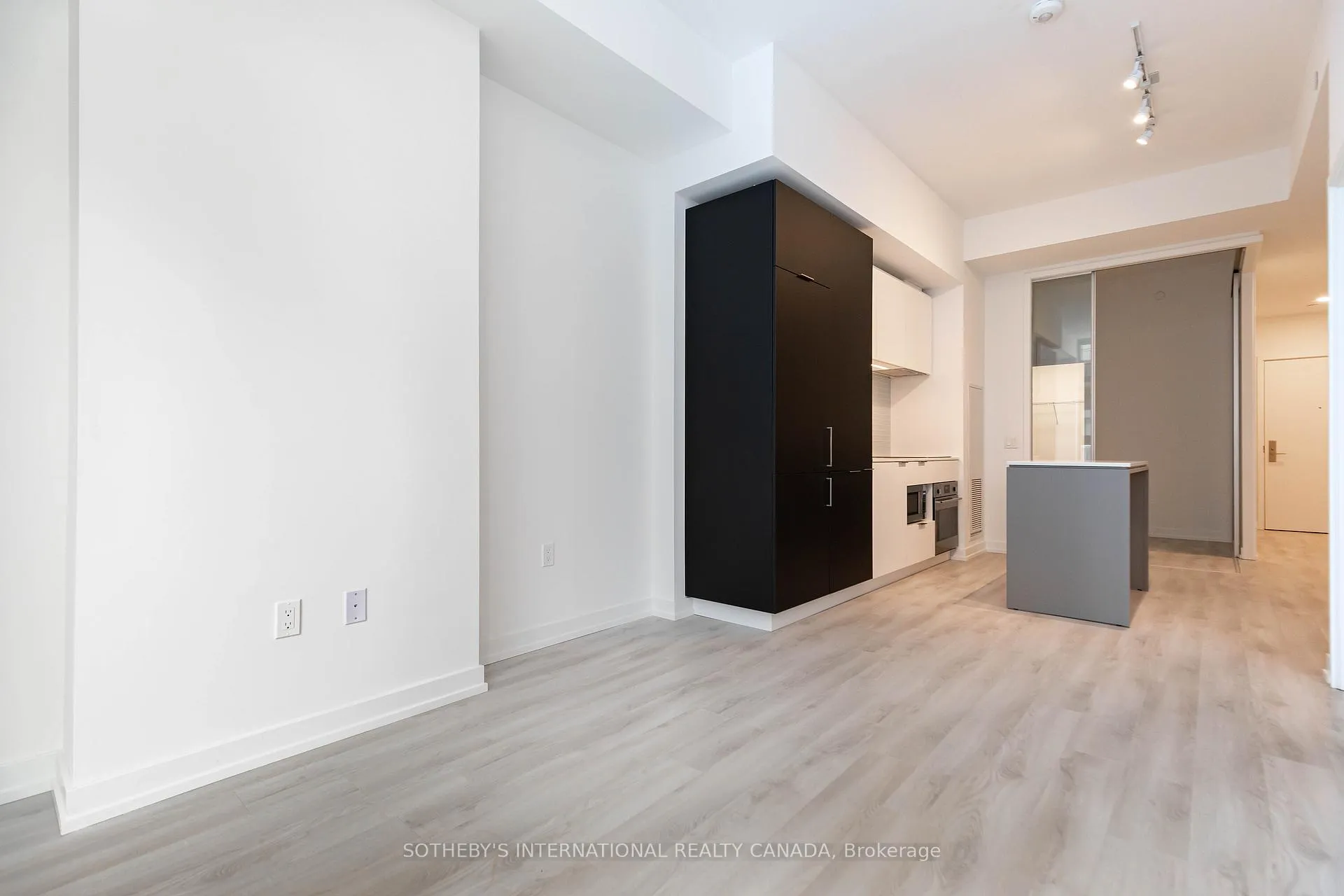 Photo 3 of Unit 403, 33 Helendale Avenue, Toronto, Yonge-Eglinton — HOMEH
