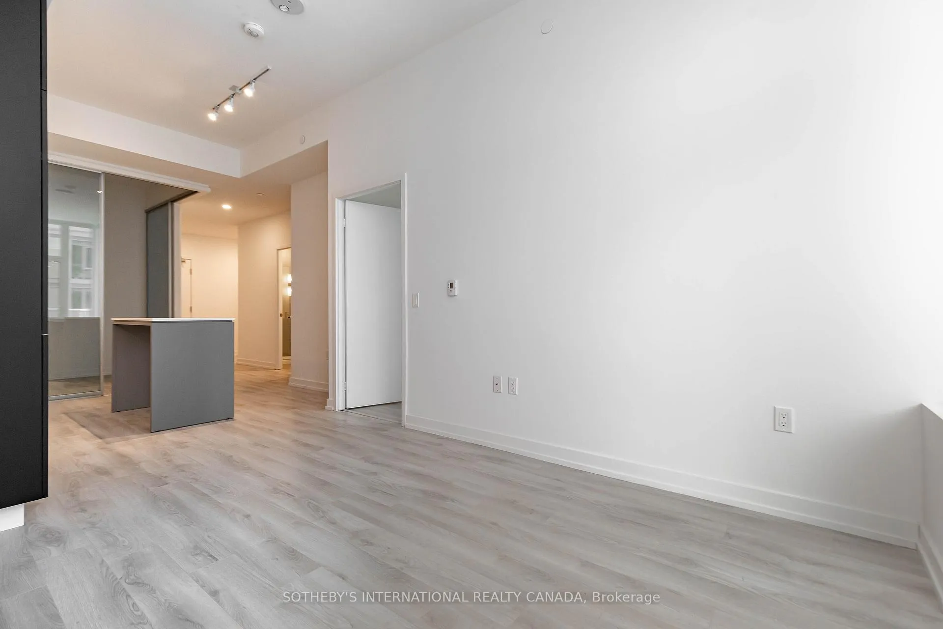 Photo 4 of Unit 403, 33 Helendale Avenue, Toronto, Yonge-Eglinton — HOMEH