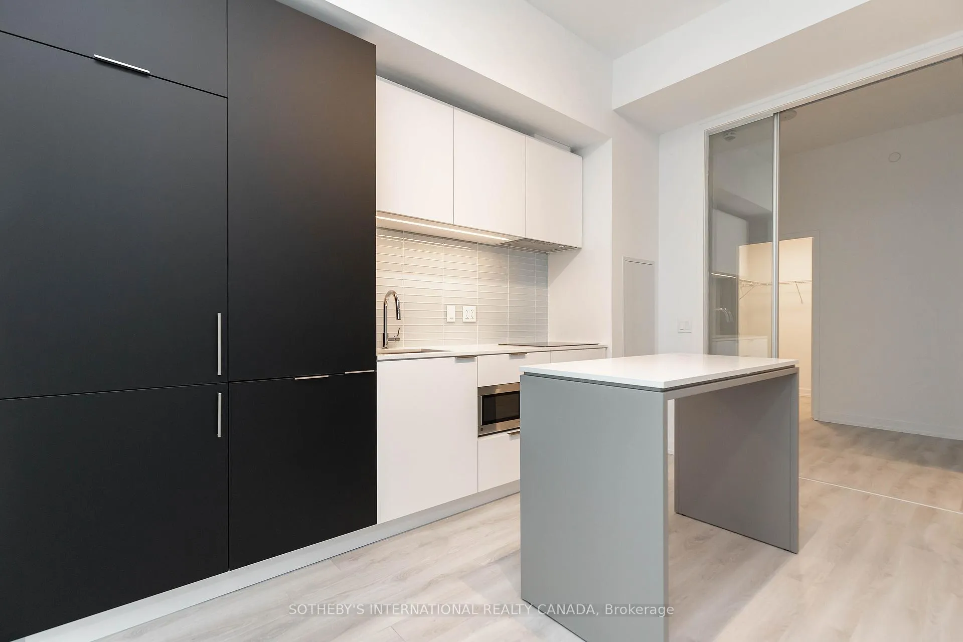 Photo 8 of Unit 403, 33 Helendale Avenue, Toronto, Yonge-Eglinton — HOMEH