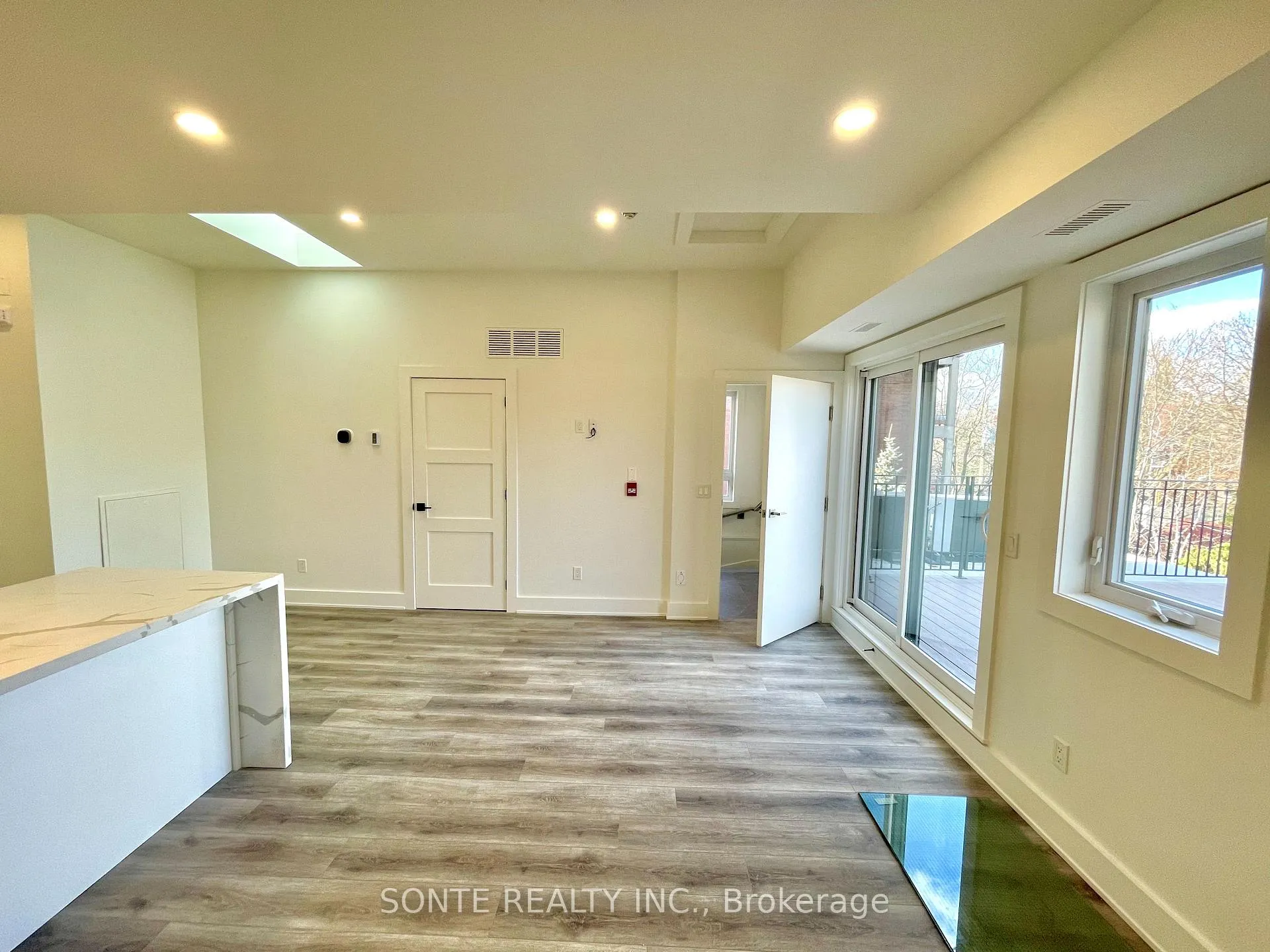 Photo 10 of Unit #301, 333 Palmerston Boulevard, Toronto, Palmerston-Little Italy — HOMEH
