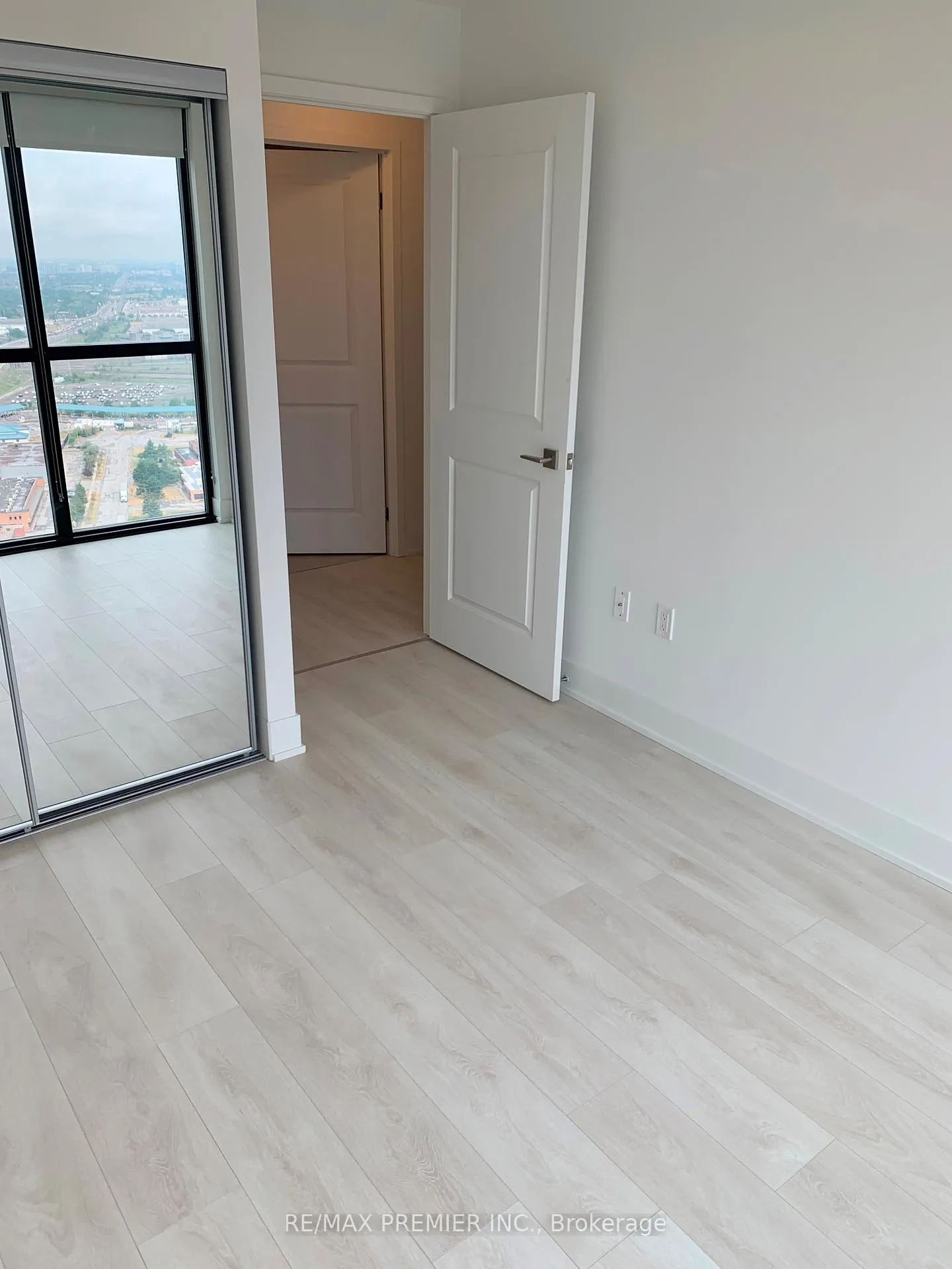 Photo 9 of Unit 3201, 2908 Highway 7, Vaughan, Concord — HOMEH