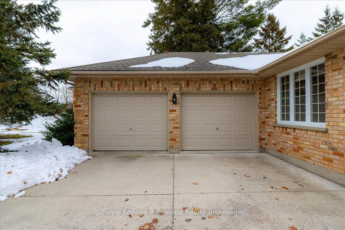 Photo 4 of 27 Woodside Drive, Tillsonburg — HOMEH
