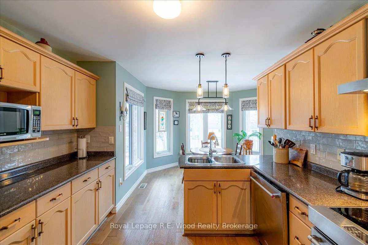 Photo 16 of 27 Woodside Drive, Tillsonburg — HOMEH