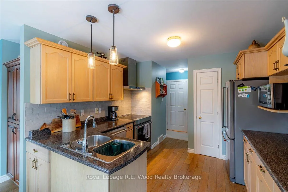 Photo 17 of 27 Woodside Drive, Tillsonburg — HOMEH