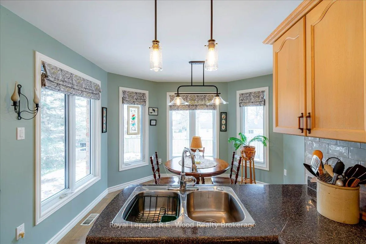 Photo 18 of 27 Woodside Drive, Tillsonburg — HOMEH