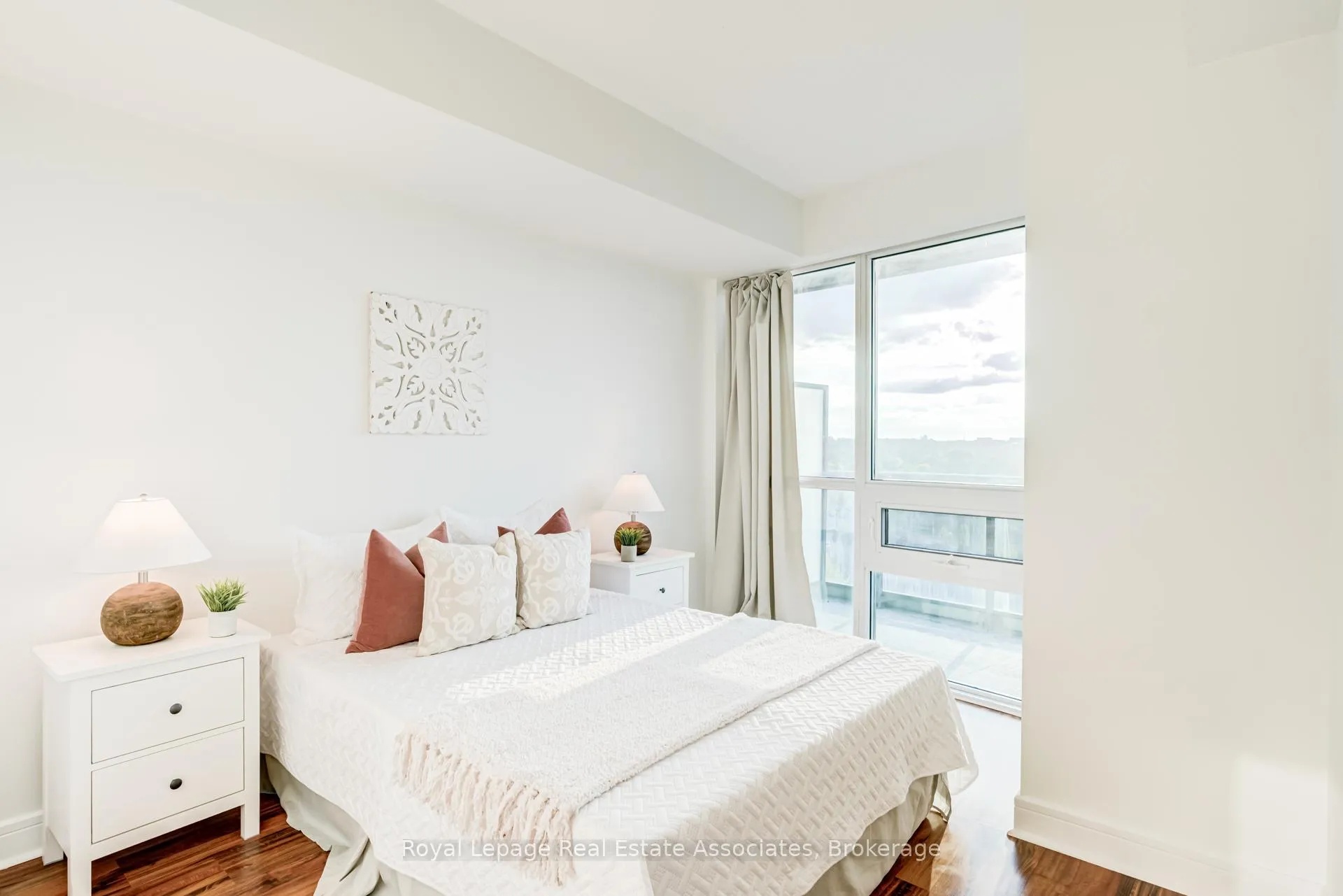 Photo 5 of Unit LPH21, 35 Brian Peck Crescent, Toronto, Thorncliffe Park — HOMEH