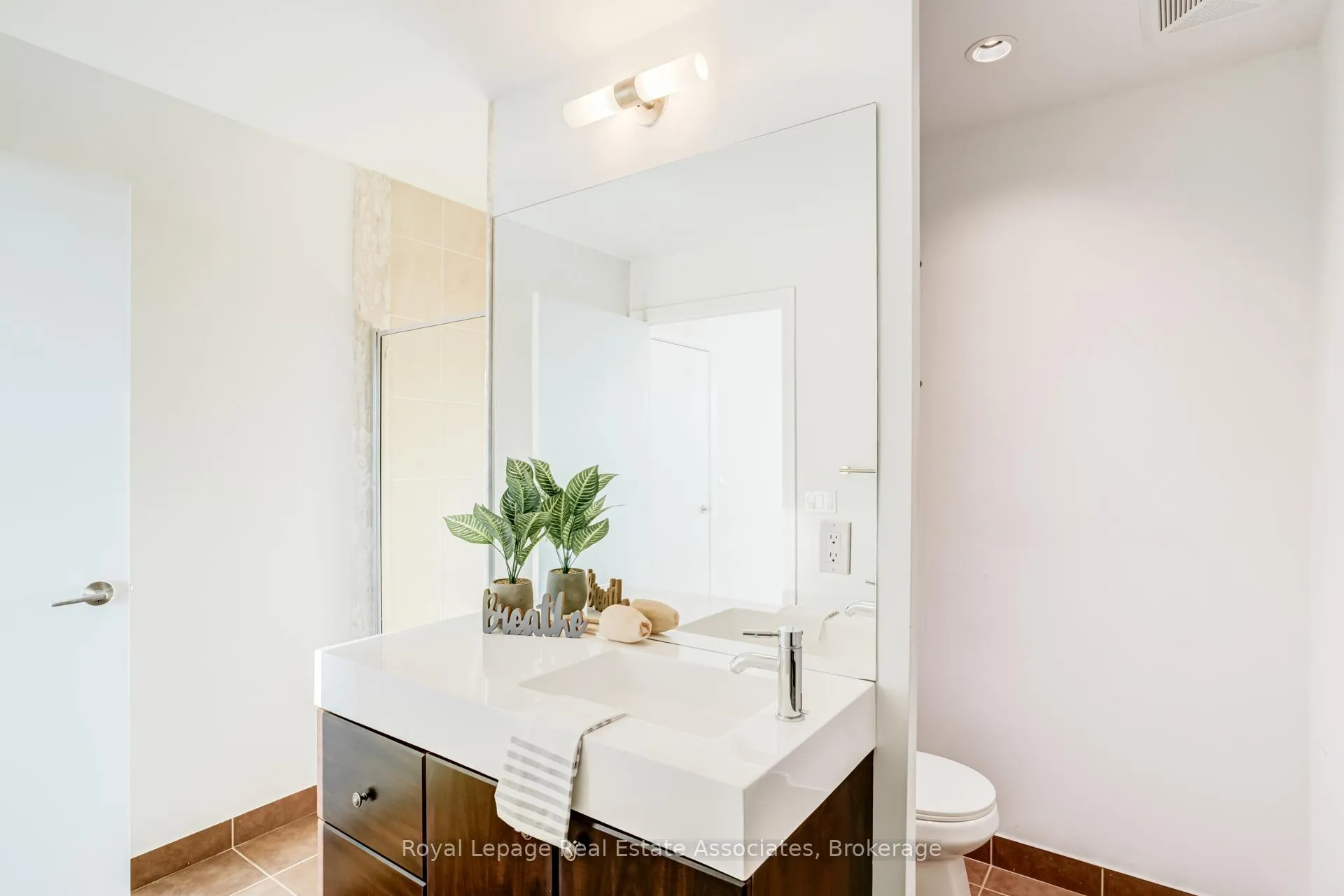 Photo 7 of Unit LPH21, 35 Brian Peck Crescent, Toronto, Thorncliffe Park — HOMEH
