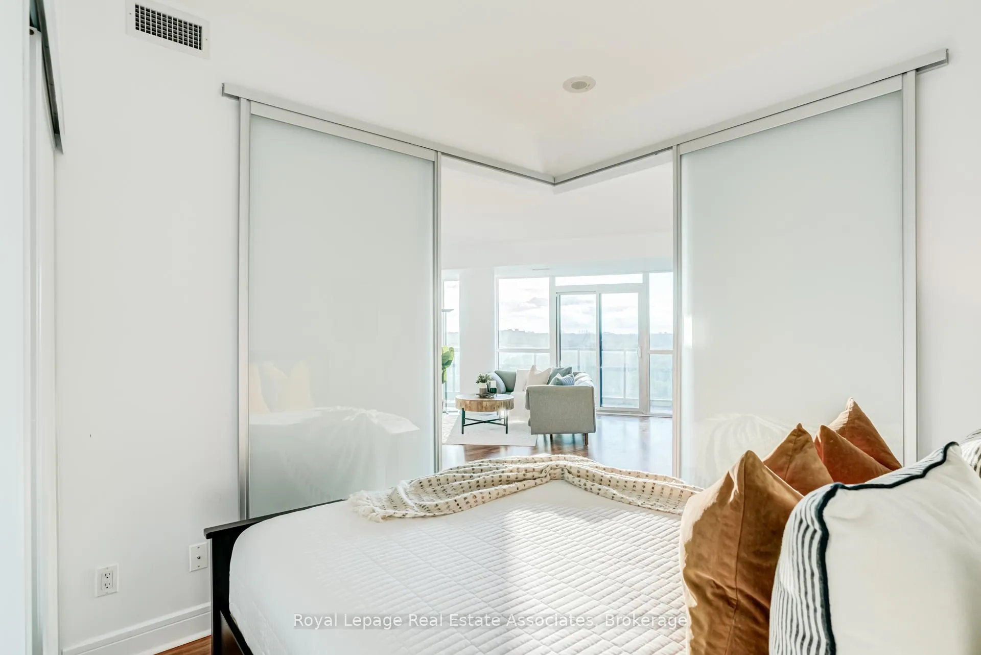 Photo 8 of Unit LPH21, 35 Brian Peck Crescent, Toronto, Thorncliffe Park — HOMEH