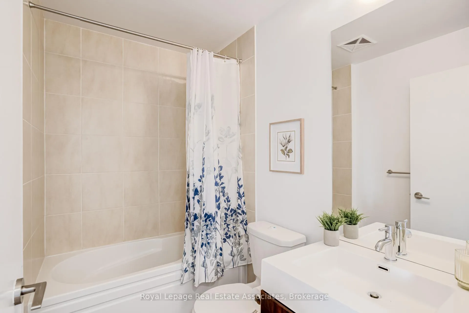 Photo 9 of Unit LPH21, 35 Brian Peck Crescent, Toronto, Thorncliffe Park — HOMEH