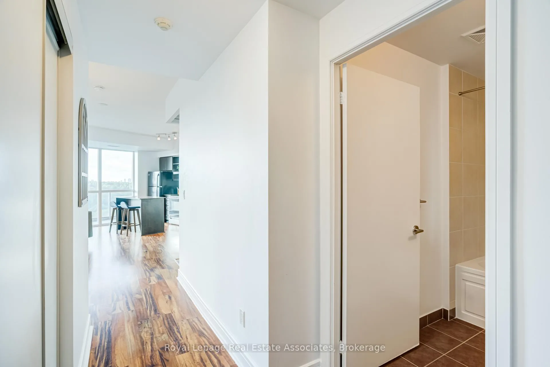 Photo 11 of Unit LPH21, 35 Brian Peck Crescent, Toronto, Thorncliffe Park — HOMEH