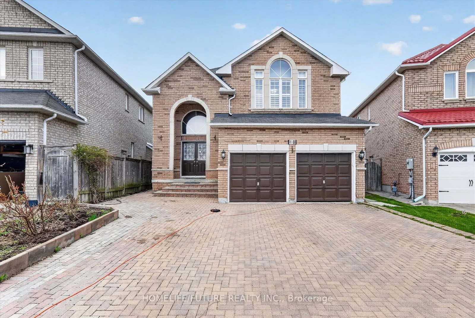 Photo 2 of 18 Ann Louise Crescent, Markham, Cedarwood — HOMEH
