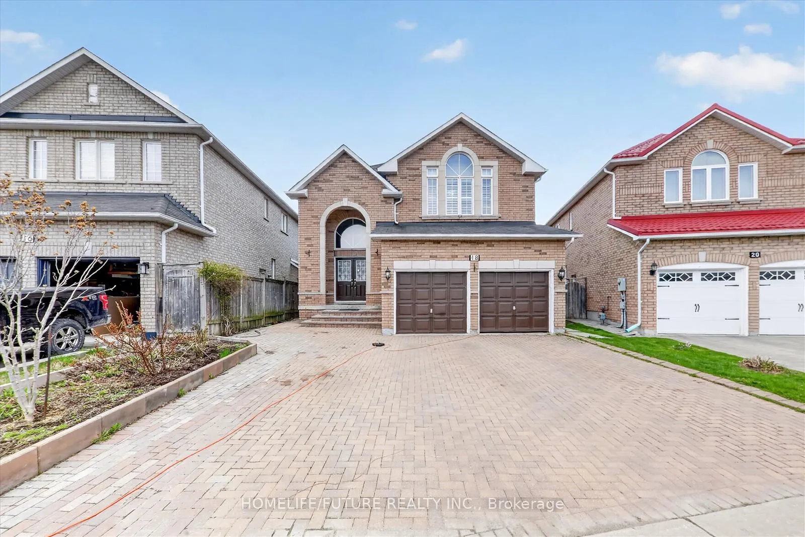 Photo 3 of 18 Ann Louise Crescent, Markham, Cedarwood — HOMEH