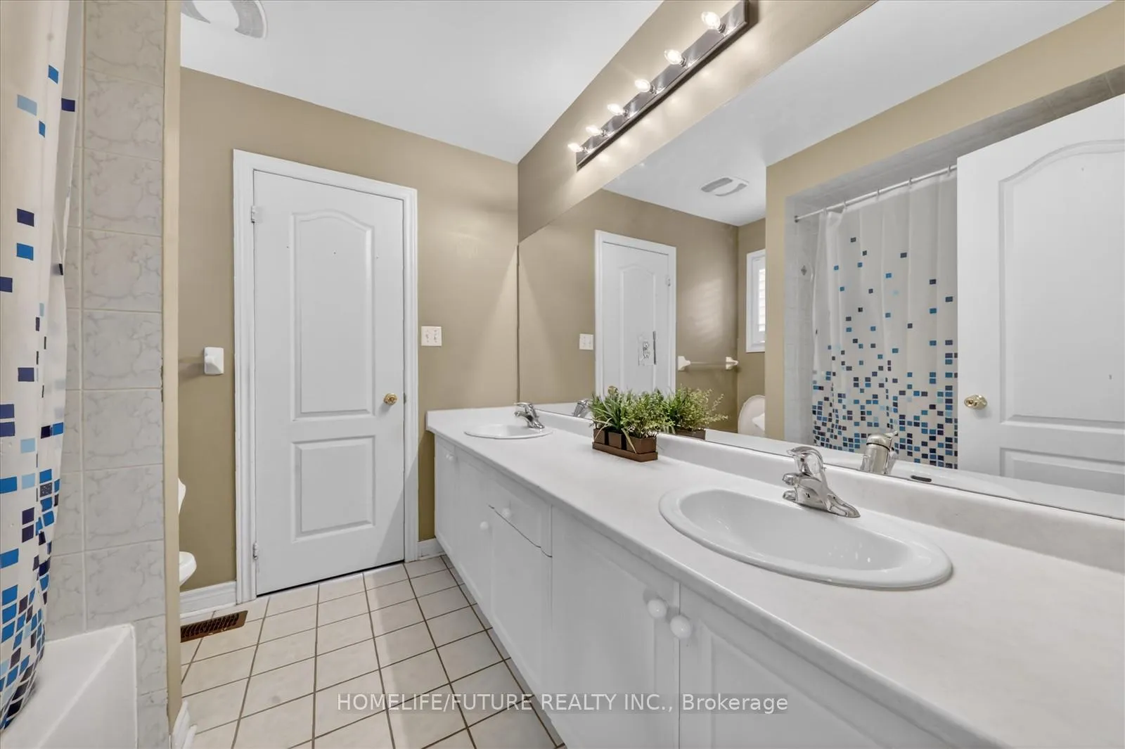 Photo 24 of 18 Ann Louise Crescent, Markham, Cedarwood — HOMEH